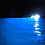 ナポリの沖合いにあるカプリ島では「青の洞窟」に入ることができました。 ・洞窟の海煌ける水の秋(和良)