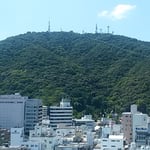 徳島市内にある銀行の本店10階から眺望した眉山山頂です。　・山頂を仰げば秋の空高し（和良）