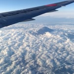 機窓より眺めた富士は暮れが早くなり、おぼろげに見えました。　　・暮れ早し富士の姿もおぼろげに(和良)