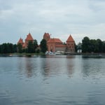 リトアニアのトラカイ城です。湖の中にありました。　　　　　　　　　　・湖に浮かぶ古城へ船遊（和良）