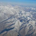 飛行機の窓からはヒマラヤ山脈にある氷河まで見えました。　　・ヒマラヤの氷河も飛機の窓に見て（和良）