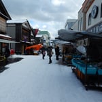 輪島の朝市では道の両側に並ぶどの店も店先は雪を退けてありました。　　・店先は雪退けてあり朝の市（和良）