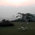 会社の比叡山荘で見た朝日です。やわらかな光でした。 ・山荘の庭にこぼるる冬日差し（和良）