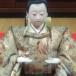 友人からいただいた古雛は品の良く若々しいお顔をされていました。　・古雛なれどお顔の若々し(和良)