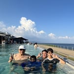 淡路市のアクアイグニス淡路で海辺にあるプールに入りました。　　・雲の峰背ナにプールでゆっくりと(和良)