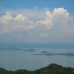 マニラの南60キロにあるタガイタイのホテルから見たタール湖とタール火山です。　・世界一小さな火山雲の峰(和良)