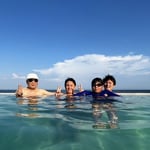 海辺にあるプールは広々としてまるで海に続いているかのようです。　・海辺なるプールは海に続くかに(和良)