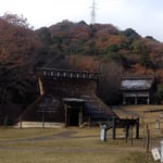 阿波史跡公園には竪穴住居3軒と高床倉庫1棟が復元されています。　・竪穴住居並ぶ史跡に雪が降る(和良)