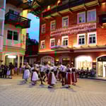 ザンクトウォルフガングには五月祭を楽しむ子らの姿がありました。　　　・聖五月民族衣装着て踊る（和良）