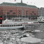 ストックホルムは雪。港に流氷が押し寄せていました。  ・流氷のきしめる港鴨の群れ（和良）