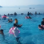 山の上にあるホテルのプールは瀬戸内海に続いているように見えました。　・天空のプールに遊ぶ夏休（和良）