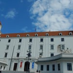 スロバキアのブラチスラバ城です。テーブルを引っ繰り返した形でした。　・坂の上の城への道の薄暑かな（和良）