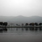 杭州では西湖を遊覧しました。水墨画のような世界でした。 ・冬霞まこと墨画の西湖かな（和良）