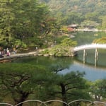 栗林公園の飛来峰の山頂から眺望すると人々が小さく見えました。　　・木の実降る磴を登りて見る下界(和良)