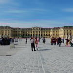 ウィーンのシェーンブルン宮殿前には広い広場がありました。　　　　　　・宮殿の広場打水したくなる（和良）