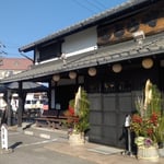 門松の立つ菓子の老舗では買初の人で賑わっていました。　　　　　・買初のひっきりなしに来る老舗(和良)