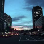 東京駅前から夕焼けが見えました。綺麗な茜色でした。 ・秋夕焼茜の赤に見とれをり（和良）