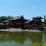 平成の大修理を終えた平等院鳳凰堂には屋上の鳳凰が輝いていました。　　・炎天に金の鳳凰まぶしかり（和良）