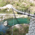 月ヶ谷温泉の渓流に架かる吊橋からも河鹿が聞こえました。　　・吊橋の真ん中にゐて河鹿聞く（和良）