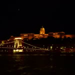 クルーズではライトアップされたくさり橋と王宮が美しかったです。　　　・夏の夜のクルーズをして旅終る（和良）