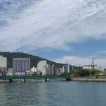 遊船は眉山の前を出港して眉山の前の船着き場に帰って行きます。　・眉山より離れて戻る船遊(和良)