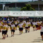 台風で順延されていた藍住東小学校の運動会が始まりました。　　・万国旗なき順延の運動会（和良）