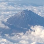 羽田空港から徳島空港までの飛行機の窓から積雪の富士が見えました。・機窓より積雪の富士眺めもし(和良)