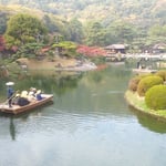 飛来峰から見ると周りの紅葉を見て回る舟がよく見えました。　　　・小春日の舟はゆったりのんびりと(和良)