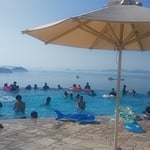 瀬戸内海が見えるホテルのプールに子供たちの歓声が上がっていました。　・子らプール私転寝浜日傘（和良）