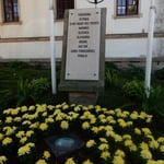 レイリア市の市庁舎前の花壇には菊が植えられていました。　　・姉妹都市日本にありと菊植ゑて（和良）