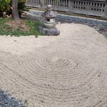 川越城本丸御殿には石庭があり綺麗な箒目に秋の日が差していました。　・秋日濃し本丸御殿石庭に(和良)