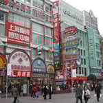 上海の南京路は一年中歩行者天国です。冬場も込み合っていました。 ・ぶつかつて着膨れ同士南京路 （和良）