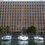 ひょうたん島クルーズから見た県庁前のヨットハーバーです。　　　　　　　　　・県庁の前はヨットのハーバーに（和良）