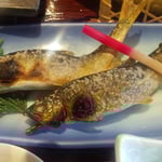 行きつけの徳島市の鮎料理の専門店で鮎の定食をいただきました。　・塩焼きの鮎の姿の美しく(和良)