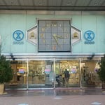 閉店することが決まった徳島駅前のデパートに門松が立っていました。・門松立つ閉店決まるデパートに（和良）