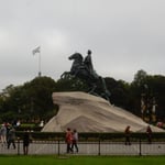 サンクトペテルブルグを要塞都市として作ったピョートル大帝の像です。　・大帝の騎馬像に降る氷雨かな（和良）