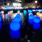 徳島市の新町川に電飾が点り、大勢の人が来ていました。　　　　　　　　　　・年の瀬や電飾に川煌めける（和良）