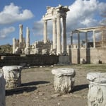 トルコのベルガマにあるアクロポリス遺跡は山の上にありました。  ・大鷲やアクロポリスの空高し （和良）