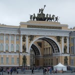 エルミタージュ美術館の宮殿広場には大きな凱旋門がありました。　  　　・庭園に秋の風吹く美術館（和良）