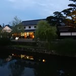 灯の点り始めた倉敷美観地区です。掘割に灯が写っていました。　　　　　　　・灯の点り始めし町の暮れ早し（和良）