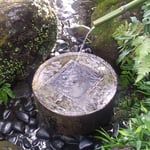 佐那河内村の虎屋壺中庵の庭には筧から水が滴り澄んだ音がしました。・滴るる水の音にも秋は来ぬ(和良)