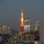 高輪のホテルの窓から夜空に輝く東京タワーが見えました。　　　　　　　　　　　　　　　　　　　　　　　　　　　　　　　　　・冬の夜の東京タワー赤々と（和良）
