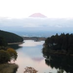 田貫湖から見た夕焼の富士です。湖面にも映っていました。　　　　　　　・夕焼の富士を映せる湖静か(和良)