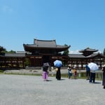 炎天にもかかわらず平等院鳳凰堂には観光客が詰めかけていました。　　　・平等院日傘の列の途切れなく（和良）