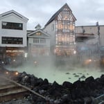 群馬県草津温泉の湯畑です。湯煙が立ち込め硫黄の匂いがしました。　　　　　　　　　　　　・灯りゐて草津山の湯暮早し(和良)