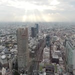 渋谷スカイから眺望した富士山の方向です。冬日がこぼれていました。・後光差すやうに冬日の雲間より（和良）