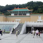 台北市の故宮博物院です。歴代皇帝が収集された秘宝が展示されていました。　・新涼の白美しき故宮かな（和良）