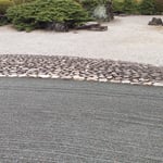 渭水苑の枯山水の石庭の箒目は朝の光を受けて美しく見えました。　　・箒目の一際美しき小正月(和良)