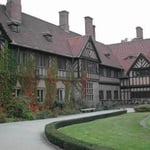 ポツダム宣言が起草されたツェツィリエンホフ宮殿です。往時のままでした。 ・終戦を議せし宮殿蔦紅葉 （和良）