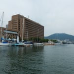 遊船はヨットハーバーのある徳島県庁や眉山を指呼に進みます。　　　　・県庁も眉山も指呼に船遊(和良)